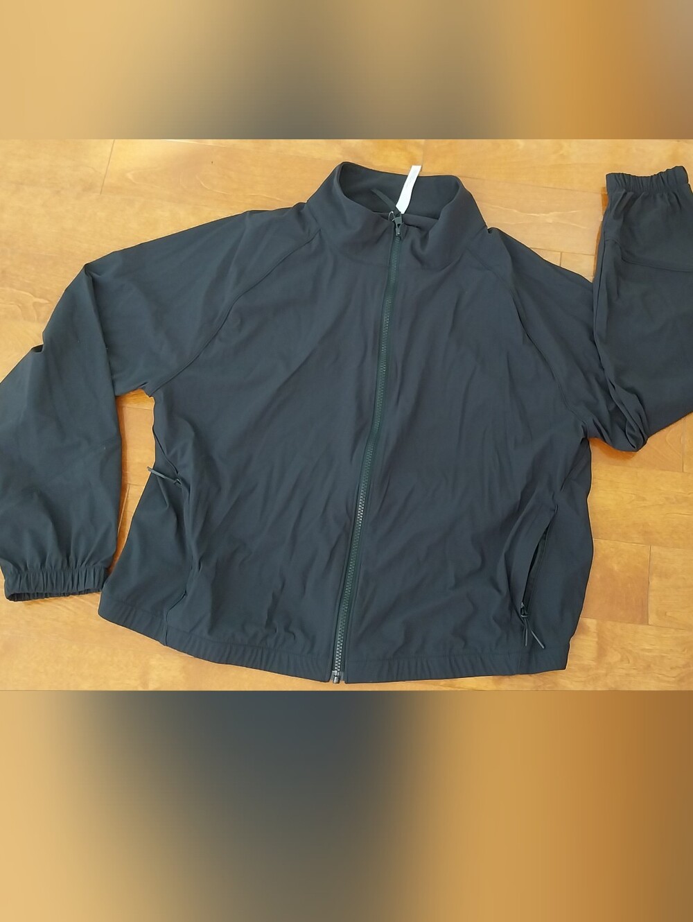 🌳Brand New Full-Zip Lightweight Jacket With 2 Side Zipped Pockets